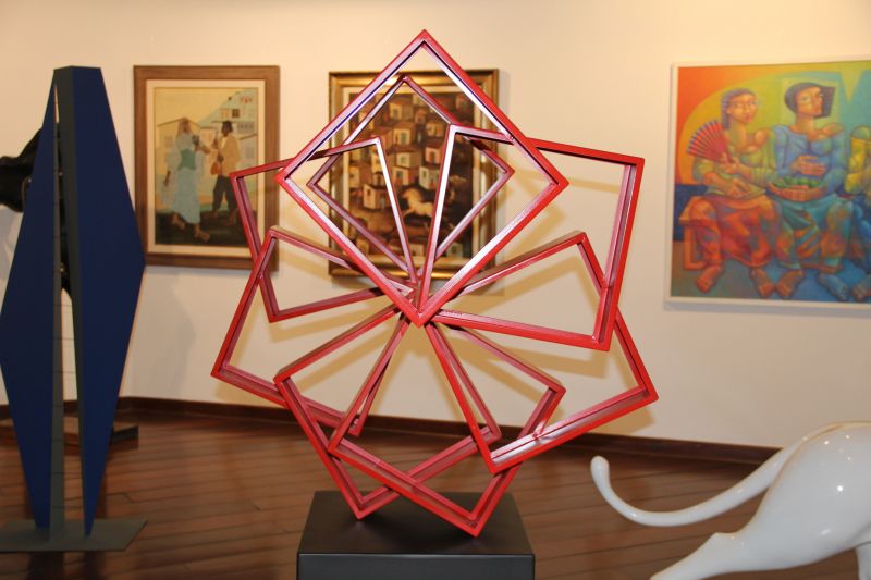 Nova série de esculturas explora o geométrico Nova série de esculturas explora o geométrico